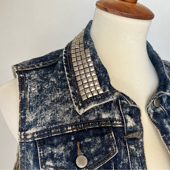Acid Wash Studded Denim Vest - Picture 4 of 7